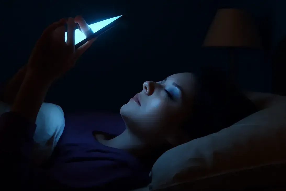 Écrans et lumière bleue le soir : impact réel sur le sommeil